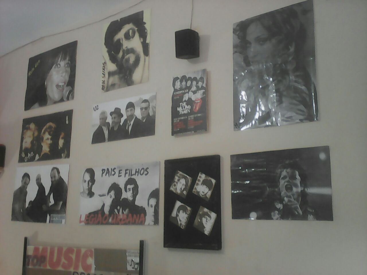 PÔSTERS EM UM DOS MURAIS TOP MUSIC :    Rita Lee, Raul Seixas,    A-Ha, U2, Rolling Stones, Madonna, Paralamas do Sucesso, Legião Urbana, Beatles e Michael Jackson 